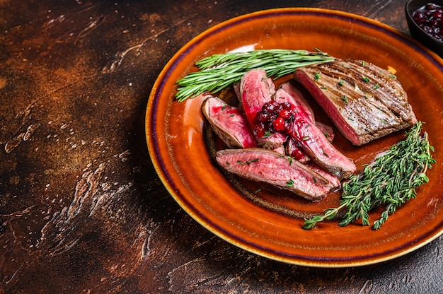 Frito fatiado flanco ou bife de carne bovina bavette em um prato