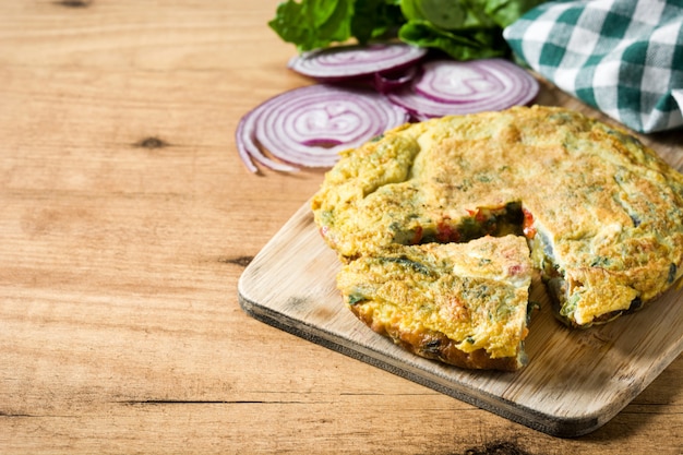 Frittata aus Eiern und Gemüse auf Holztisch