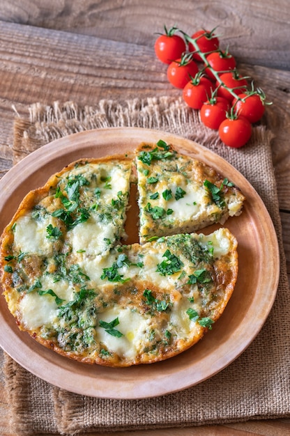 Foto frittata con carne molida y mozzarella en un plato