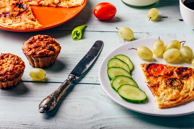 Frittata com muffins sobre fundo claro de madeira