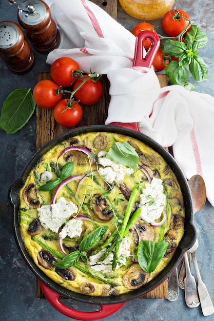 Frittata de espárragos, champiñones y queso de cabra