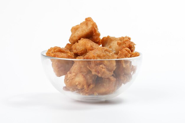 Frittierte Chicken Wings Drumstick Nuggets Popcorns auf weißem Hintergrund