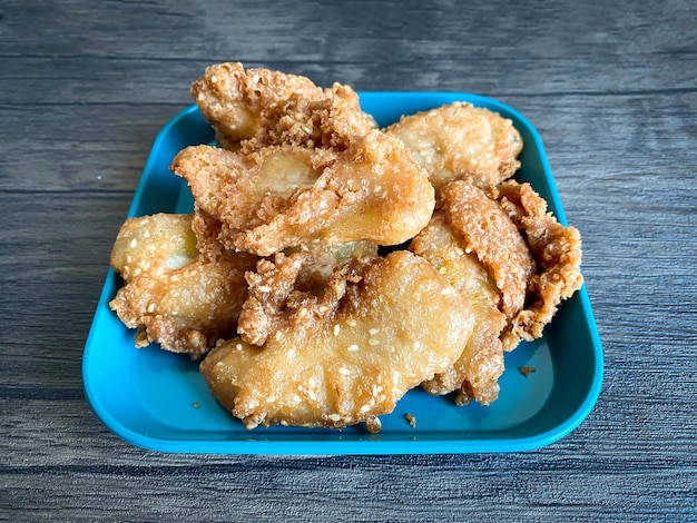 Frittierte geschnittene Banane, die auf dem Holzhintergrund essfertig ist