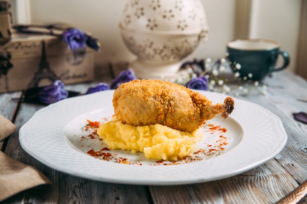 Frittierte Hähnchenschenkel auf Kartoffelpüree