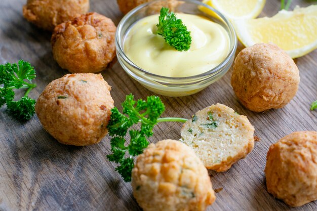 Frittierte hausgemachte vegetarische Falafel aus gemahlenen Kichererbsen und Brokkoli mit Senf-Zitronen-Sauce