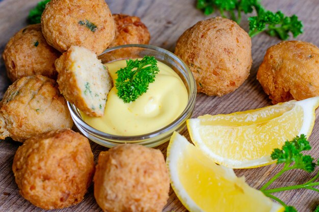 Frittierte hausgemachte vegetarische Falafel aus gemahlenen Kichererbsen und Brokkoli mit Senf-Zitronen-Sauce