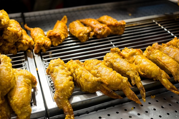 Frittierte Hühnerflügel auf dem Straßenmarkt