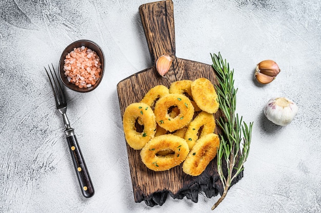 Frittierte knusprige Tintenfisch- und Zwiebelringe paniert