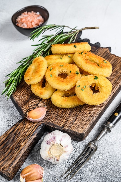 Frittierte knusprige Tintenfisch- und Zwiebelringe paniert