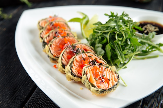 Frittierte Lachsröllchen mit Rucola und Sojasauce