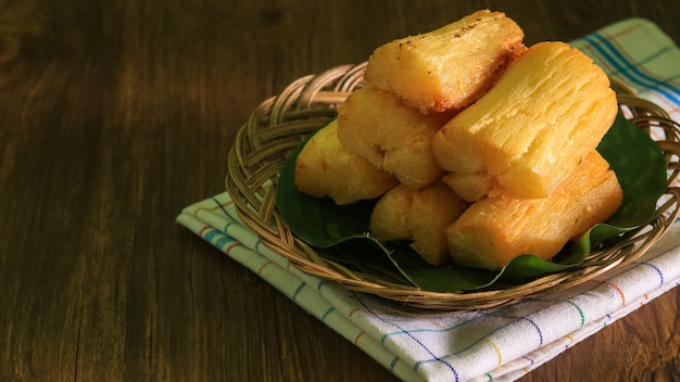 Frittierte Maniokwurzel. Brasilianische Mandioca Frita (frittierter Maniok/Maniok/Yuca). Feijoada-Beilage