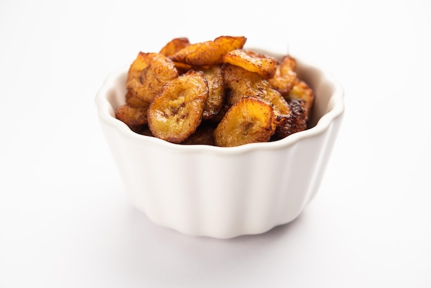 Frittierte reife Kochbananenscheiben oder frittierte Pake-Kele-Chips in einer Schüssel