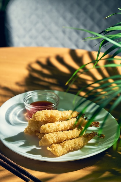 Foto frittierte riesengarnelen in tempura mit sauce. chinesische küche.