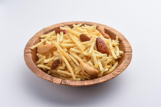 Frittierte Snacks nach indischer Art Falahari Chivda Chewda Chivda oder Mischung Namkeen mit Trockenfrüchten