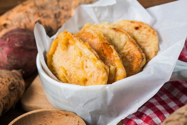 Frittierte Süßkartoffel-Gemüsetempura