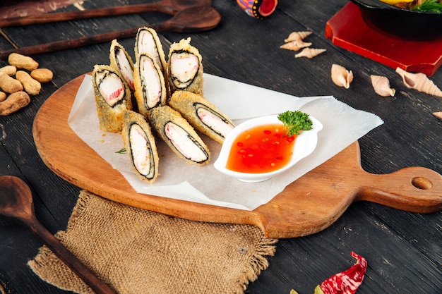 Frittierte Sushi-Rollen mit Krabbenstangen süß sauer