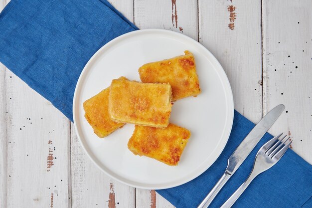 Frittierte Tofu-Nuggets Nahaufnahme Holztisch