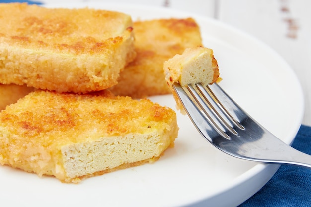 Frittierte Tofu-Nuggets Nahaufnahme Holztisch