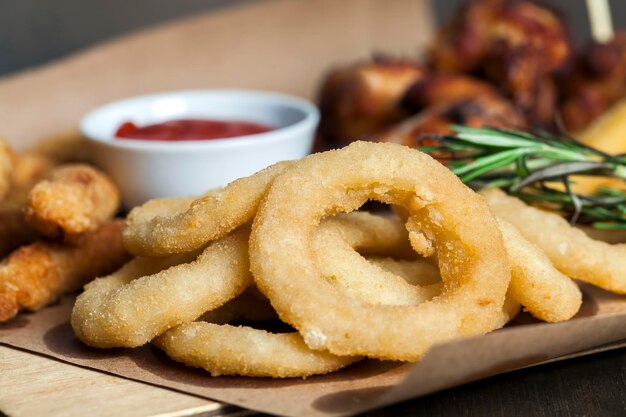 Frittierte Zwiebelringe werden als Beilage oder Snack verwendet