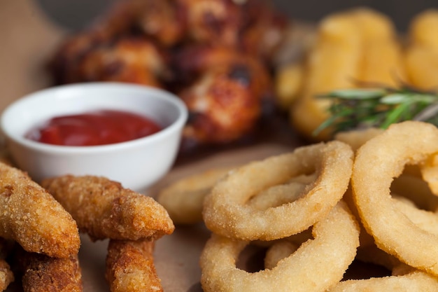 Frittierte Zwiebelringe werden als Beilage oder Snack verwendet