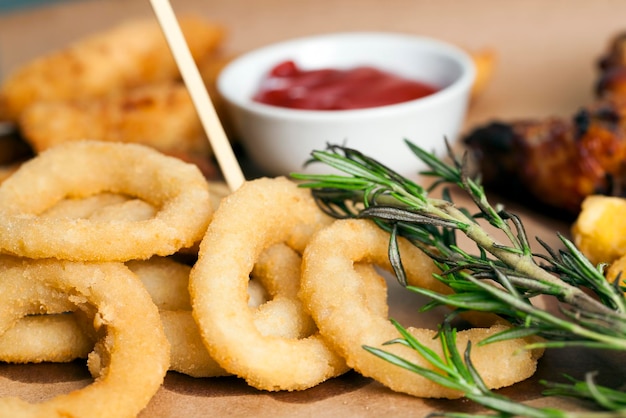 Frittierte Zwiebelringe werden als Beilage oder Snack verwendet