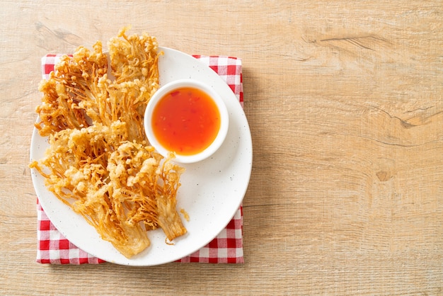 frittierter Enoki-Pilz oder goldener Nadelpilz mit würziger Dip-Sauce - vegane Küche