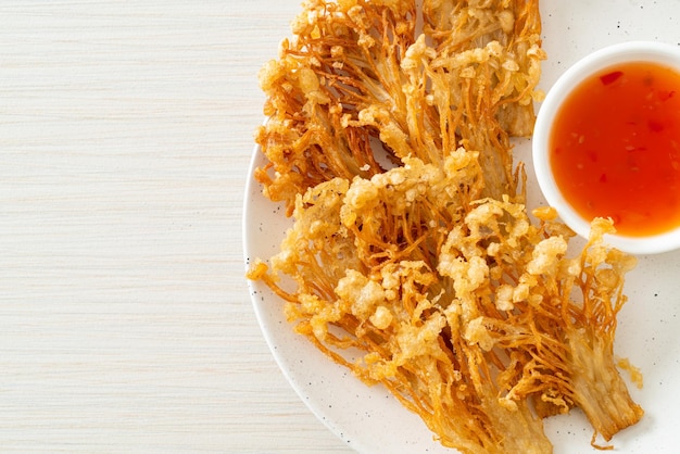 frittierter Enoki-Pilz oder goldener Nadelpilz mit würziger Dip-Sauce - vegane Küche