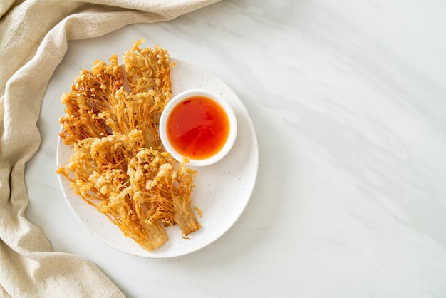 frittierter Enoki-Pilz oder goldener Nadelpilz mit würziger Dip-Sauce - vegane Küche