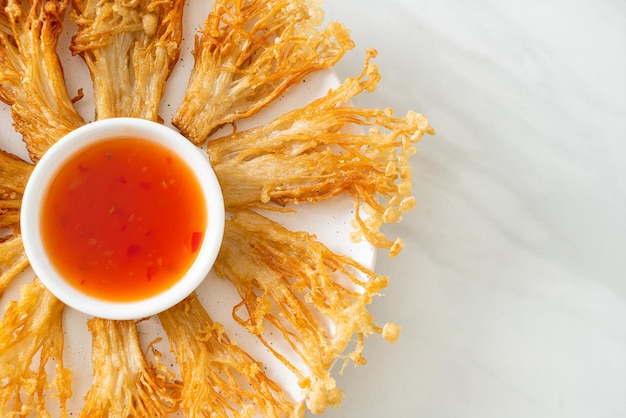 frittierter Enoki-Pilz oder goldener Nadelpilz mit würziger Dip-Sauce - vegane Küche