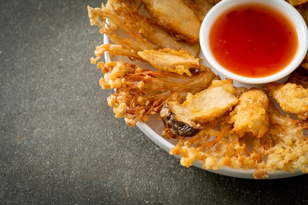 frittierter Enoki-Pilz und King Oyster-Pilz mit würziger Dip-Sauce - vegane Küche