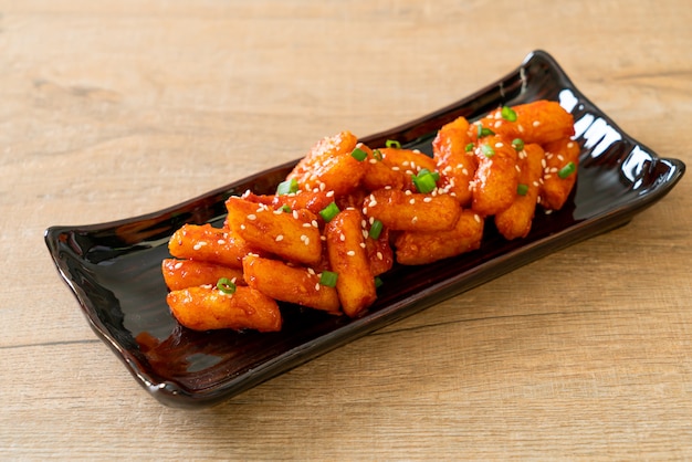 frittierter koreanischer Reiskuchen (Tteokbokki) mit würziger Sauce - koreanische Küche