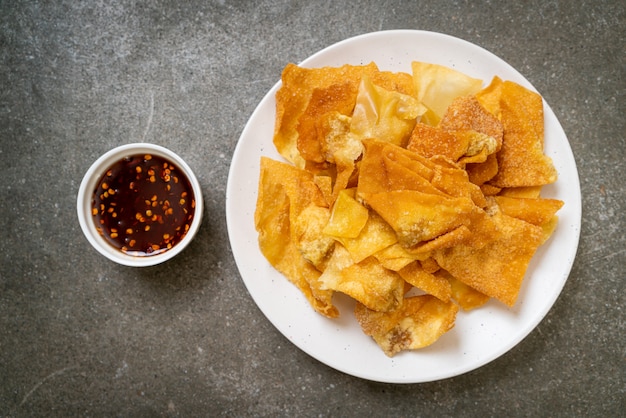 frittierter Schweinefleischwonton mit Dip