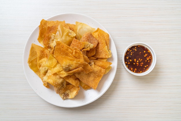 frittierter Schweinefleischwonton mit Dip