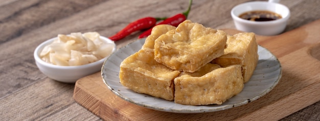 Frittierter stinkender Tofu, fermentierter Bohnengallerte mit eingelegtem Kohlgemüse, berühmtes und köstliches Street Food in Taiwan.