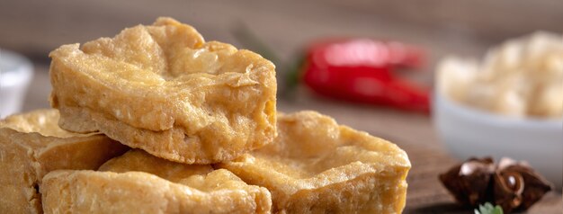 Frittierter stinkender Tofu, fermentierter Bohnengallerte mit eingelegtem Kohlgemüse, berühmtes und köstliches Street Food in Taiwan.