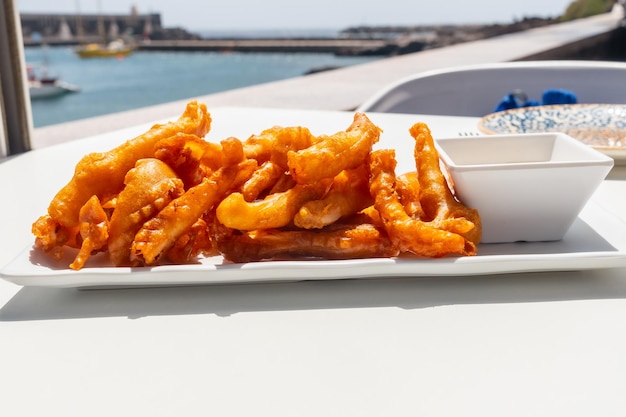 Frittierter Tintenfisch mit Mayonnaise-Sauce Traditionelle mediterrane Küche am Meer