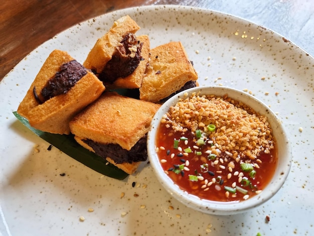 Frittierter Tofu oder gebratener Tofu mit süß-scharfer Sauce