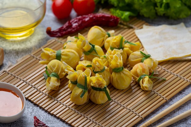 Frittierter Wonton auf der dunklen Oberfläche.