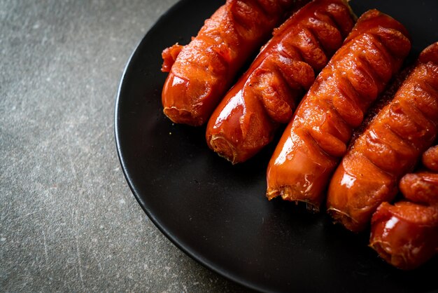 Frittierter Wurstspieß auf Teller