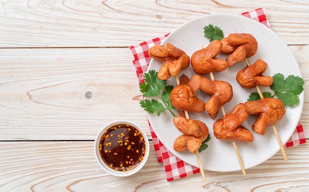 frittierter Wurstspieß mit Dip