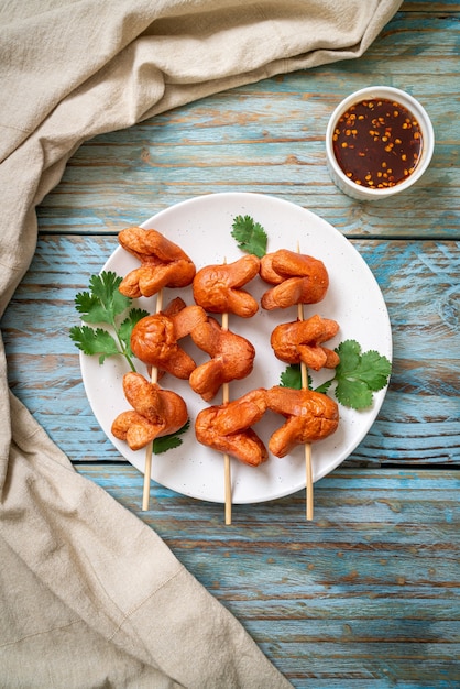 frittierter Wurstspieß mit Dip