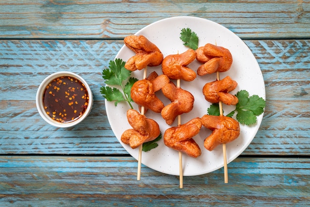 frittierter Wurstspieß mit Dip