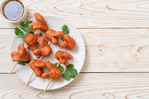 Foto frittierter wurstspieß mit dip