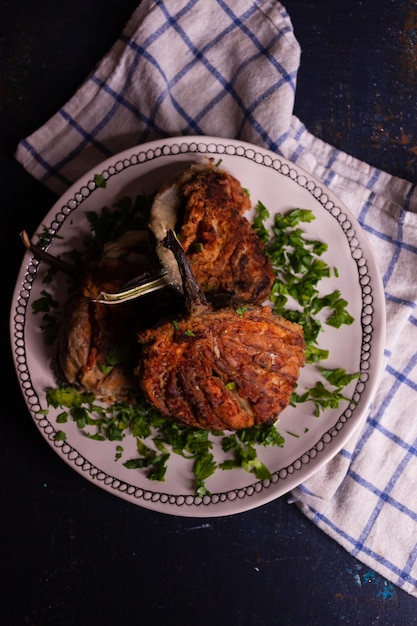 Foto frittiertes essen auf einem keramikteller