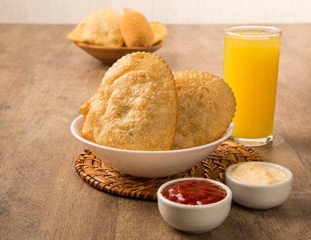 Frittiertes gefülltes Gebäck. Brasilianisches Essen Pasteis.