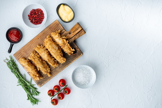 Frittiertes knuspriges würziges Hühnerfleisch auf weißem Hintergrund