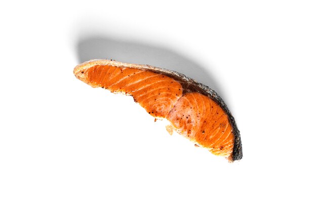 Frittiertes Lachssteak isoliert auf weißem Hintergrund. Roter Fisch. Foto in hoher Qualität