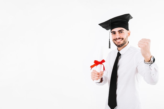 Foto fröhlich feiernden jungen mann mit diplom