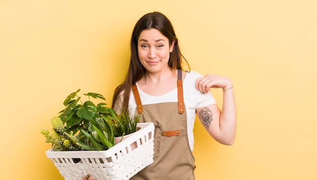 Fröhlich lächeln, sich glücklich fühlen und ein Konzept zeigen