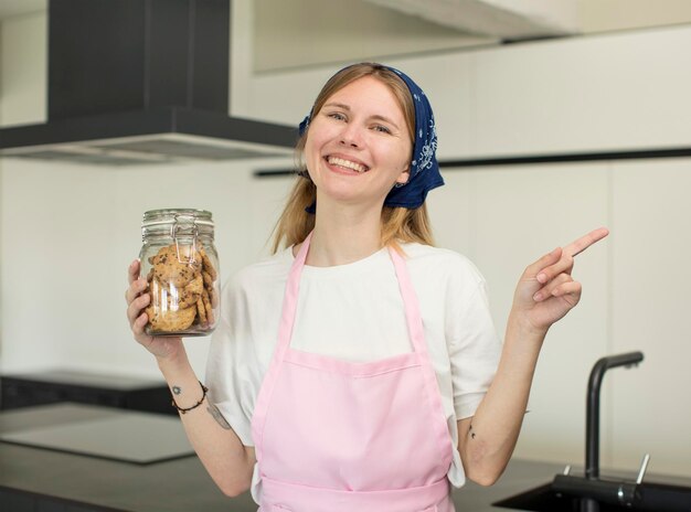 Fröhlich lächeln, sich glücklich fühlen und zur Seite zeigen